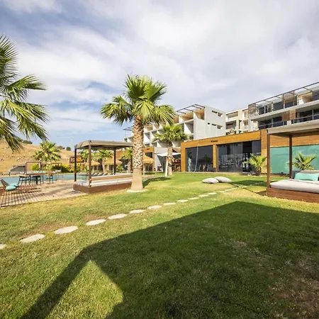 Comfy With Shared Pool And Gym In Βίλα Milas