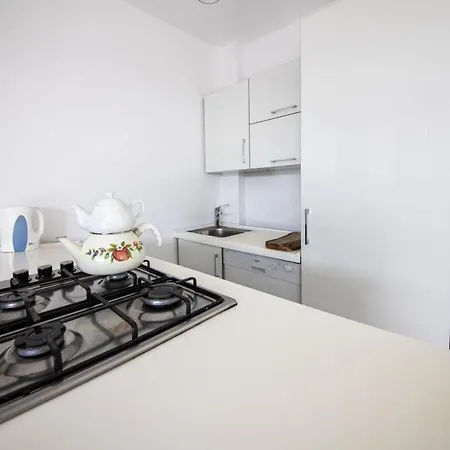 Βίλα Comfy With Shared Pool And Gym In