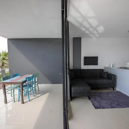 Βίλα Comfy With Shared Pool And Gym In